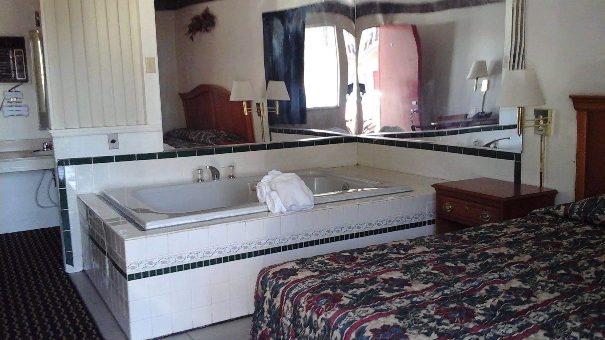 Seaway Motel Roosevelt Park Extérieur photo